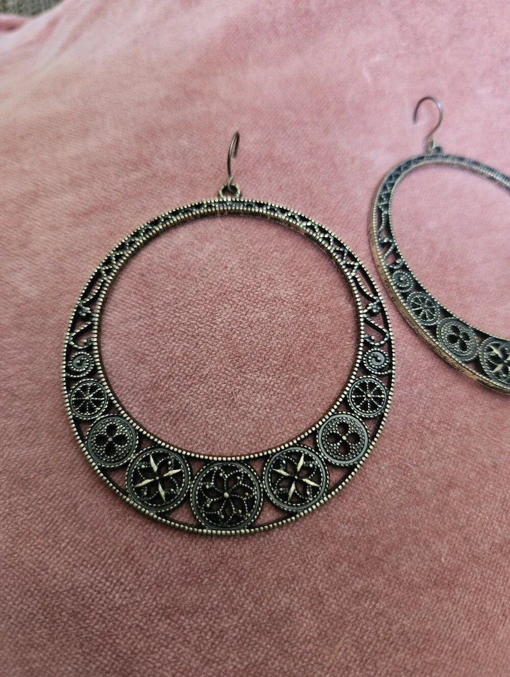 Round earrings, black and gold tone